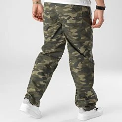 Les meilleures critiques de ⭐ Jogger Pant Camouflage Mili Vert Kaki de Classic Series 💯 -HautStyle Boutique classic series 300860 AW21 COLL 02 004 CAMO 20220301T143134 04